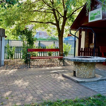 Applegarden Villa Debrecen Bagian luar foto