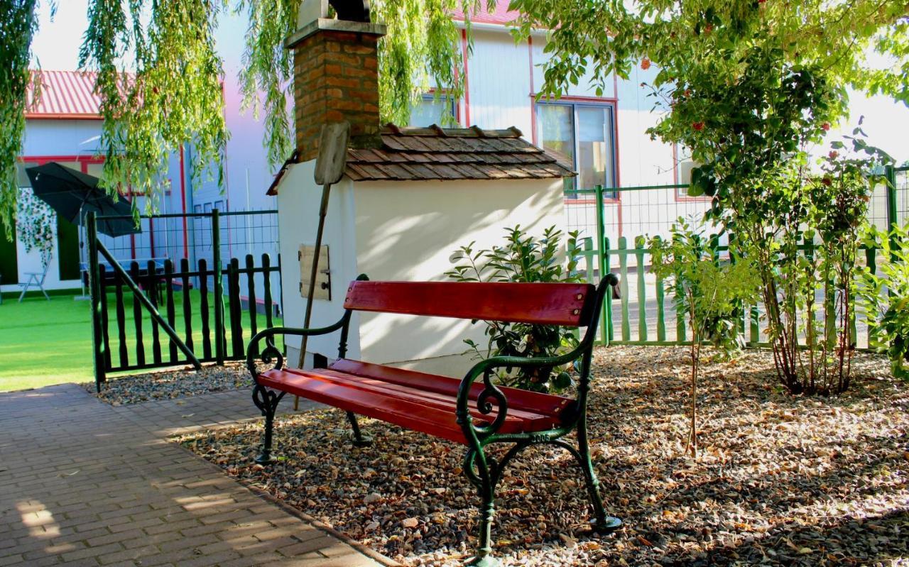 Applegarden Villa Debrecen Bagian luar foto