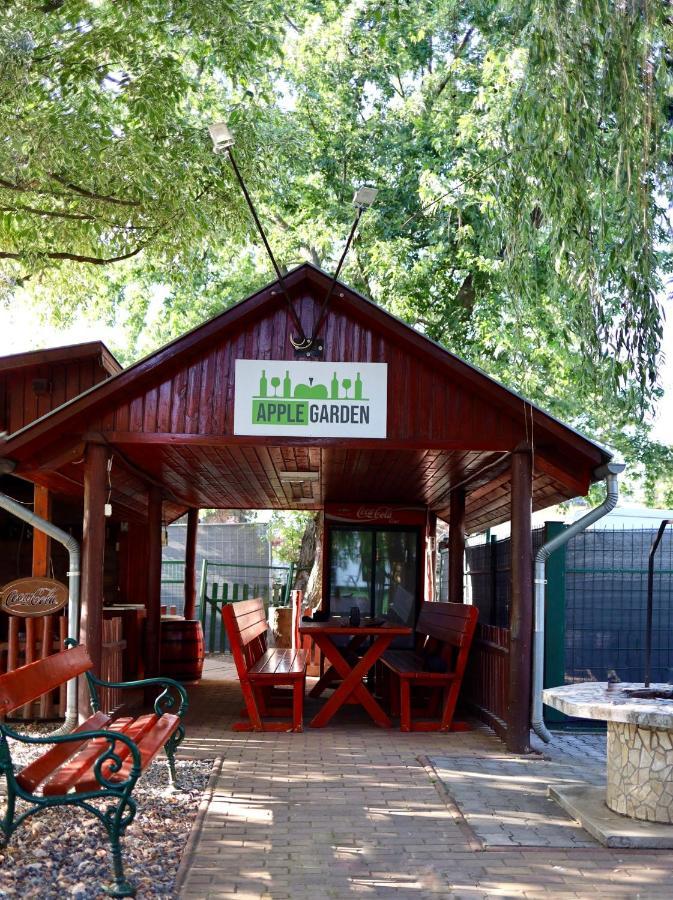 Applegarden Villa Debrecen Bagian luar foto